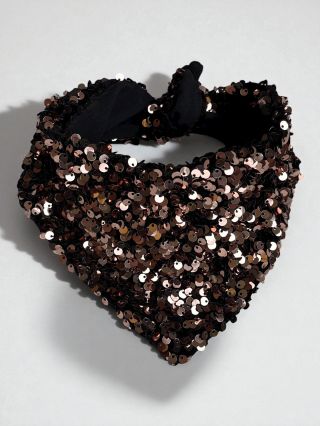 Ready for the pawlidays ✨🐾 Limitovaná vánoční edice Under the Tree Look – ručně šitý flitrový šátek, který chytá světla...